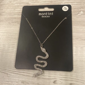 Ur&penn orm halsband med kristaller (silver) - Helt nyköpta ingen användning (bra skick och inga repor) 