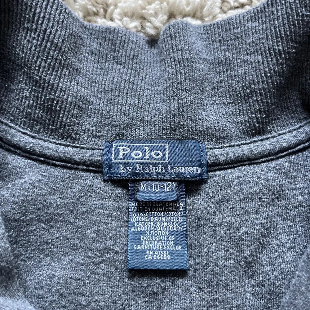 Tja säljer nu min gamla polo Ralph lauren half zip på grund av att den blivit för liten. . Tröjor & Koftor.