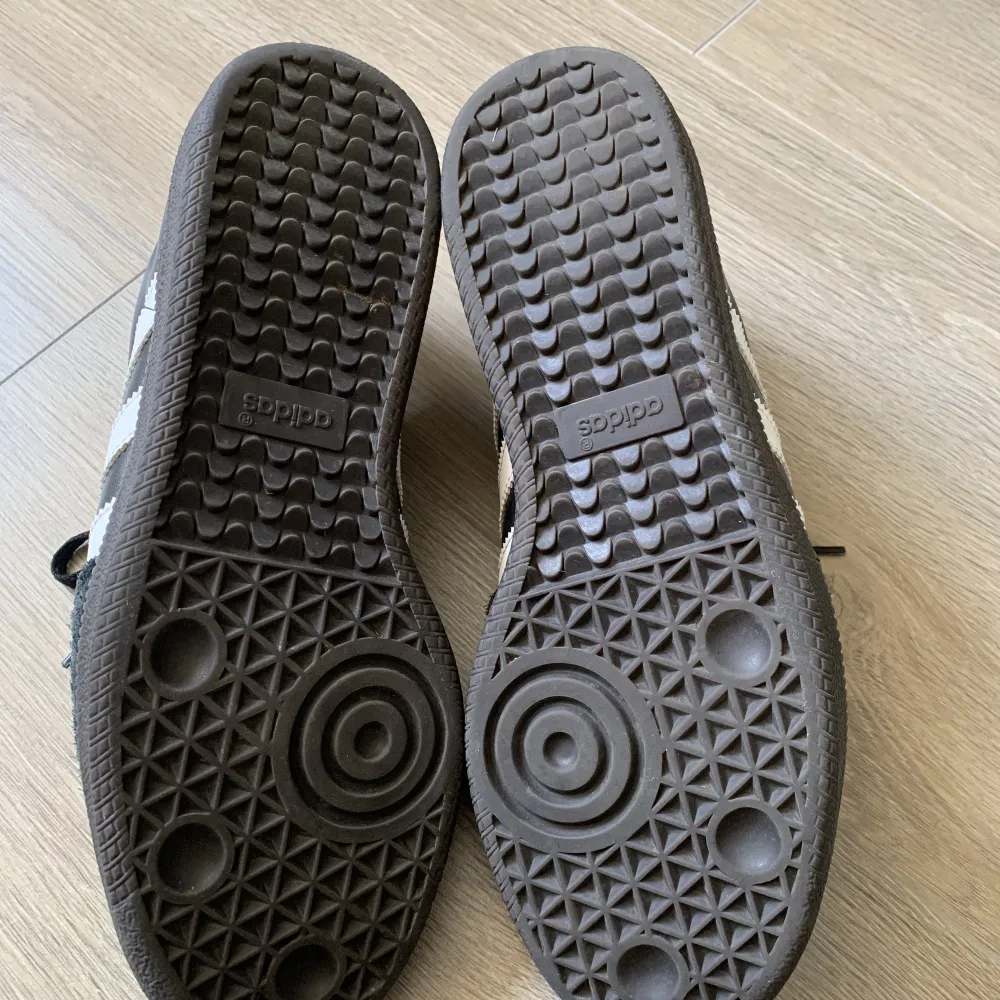 Ett par eftertraktade Adidas Samba skor i storlek 42. Dom är sparsamt använda så skicket är bra på dom. Sätter priset 700 men kan släppa för mindre vid snabb affär. Vid fler frågor skriv privat🤘. Skor.