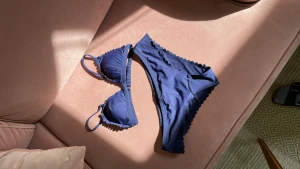 Bikini - Marinblå bikini från HM. Överdel i 38 och trosor i 40. Så gulligt mönster längs kanten. Aldrig använd.