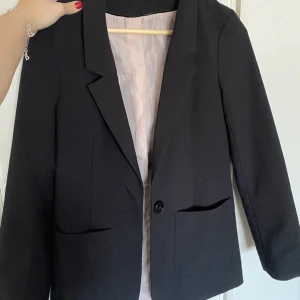 Svart kavaj - Säljer den här svarta kavajen från hm i storlek xs. Köpt för 499 men säljer för 100