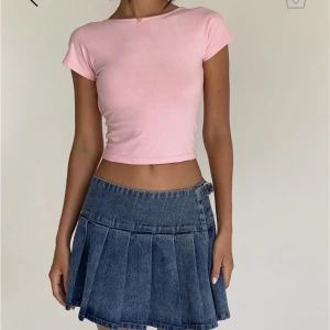 Rosa croptop med öppen rygg - En rosa cropped T-shirt med öppen rygg storlek S/xs. Helt ny och har fortfarande lapp kvar från köp. Pris går att förhandla☺️ Köpt för 24€=278kr