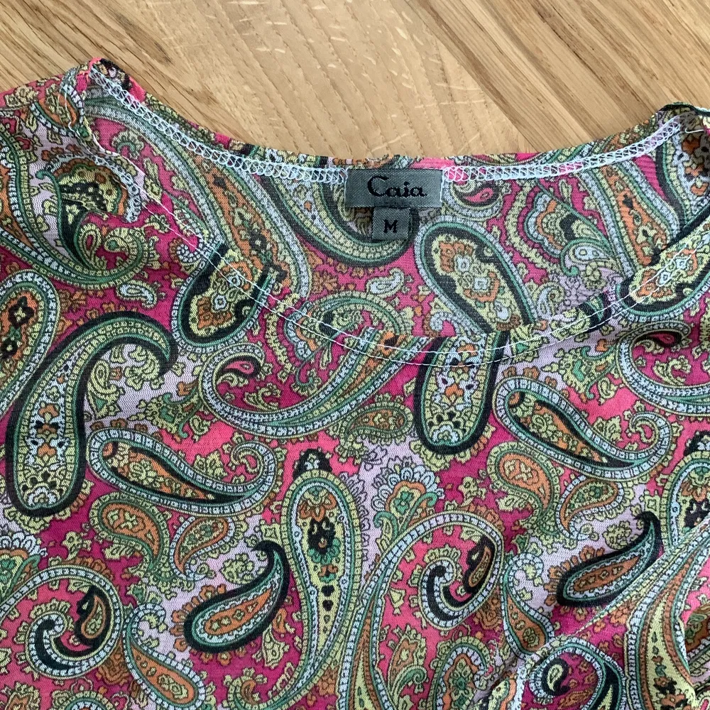 super cute paisley pattern mesh top. 3/4 sleeves! . Toppar.