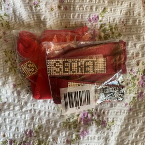 Victoriasecret trosor - Två par Victoriasecret trosor, självklart oanvända. Säljes då de tyvärr blev fel modell, endast upptagna ur plasten. Storlek m, men sitter som s. Priset är för båda paren