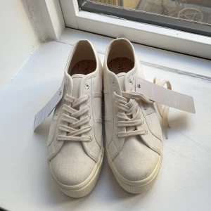 Superga platåskor  - Platå sneakers oanvända, säljer pga inte min stil 