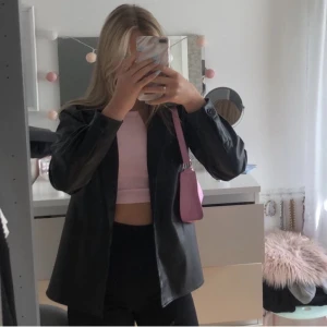 Skinn kavaj - lindex - Nu säljer jag min fina fakeskinn kavaj från Lindex. Då den tyvärr inte kommer till användning längre💞   Den är använd ett fåtal gånger. Köpt på Lindex barnavdelning, och är i storlek 164, men passar mig som vanligtvis har xs-s.🤗💞