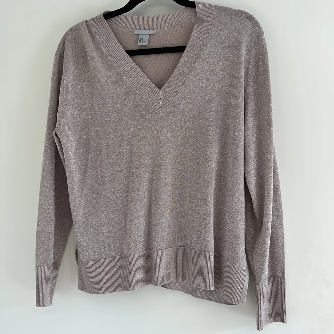 Tunn stickad tröja i glittrigt material