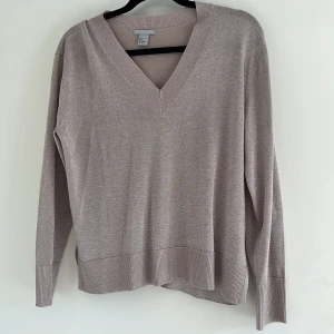 Tunn stickad tröja i glittrigt material - Glittrig tunn tröja från H&M i storlek S