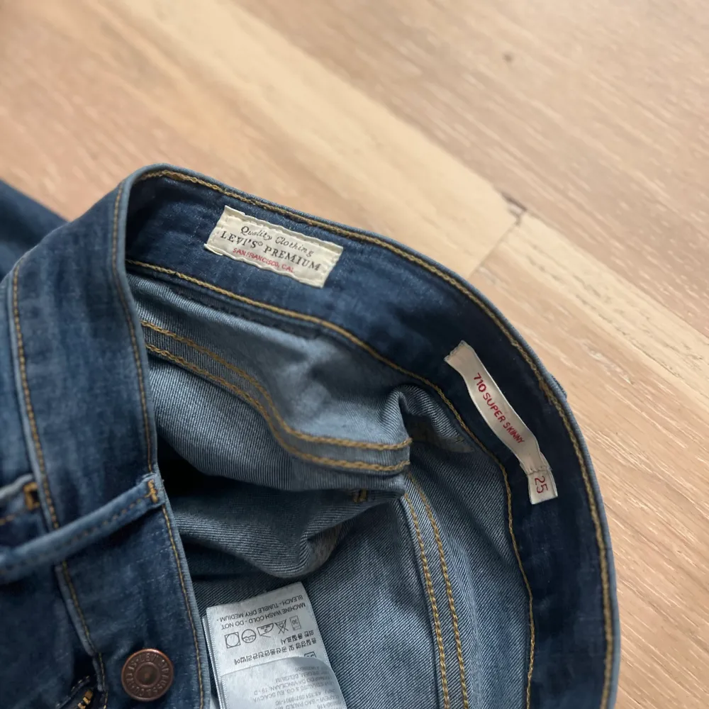 Ett par mörkblå jeans från Levis i modell 710. Super skinny fit och lågmidja. I fint skick!  Storlek 25 Benlängd 30. Jeans & Byxor.