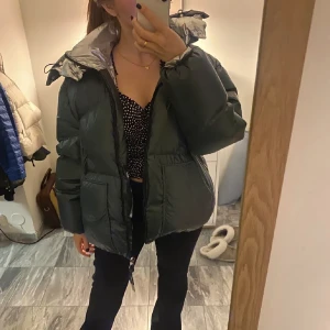 Sandro jacka - Intressekoll på min superfina Sandro jacka i svart inte grön! Exakt samma som på bilden fast svart. Skriv för mer info💕Köpt förra året, nypris 5000kr.