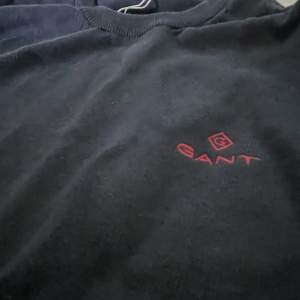 Gant tröja med röda detaljer. Färg: blå/svart  Nypris 1300kr Material: 100% bomull Väldigt bra skick. ——————————- Gant sweater with red details  Color: blue/black Bought for 1300kr Material: 100% cotton  In very good condition.  