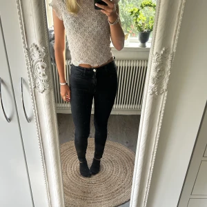 Jeans - Säljer dessa svarta tighta jeansen då de aldrig används! 💞💞