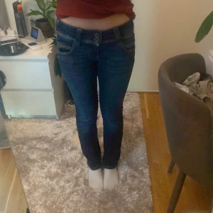 Pepe jeans - Säljer dessa super snygga jeans från pepe jeans som är för korta på mig, storleken är 26x30 och modellen på jeansen är straight. Är använda några gånger men inte alls många. Frakt ingår inte, postas med postnord.💕