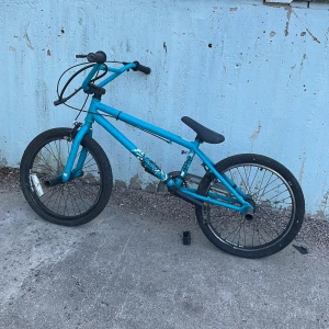 Säljer min BMW  - Säljer den då jag inte använder den hjulen har punktering men allt annat är perfekt