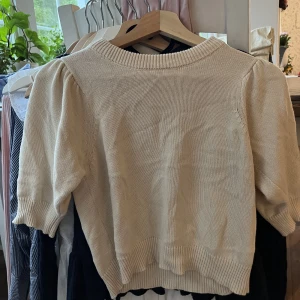 Söt Stickad topp - Säljer min supersöta stickade topp som jag inte använder längre!❤️ Den är i storlek XS och är endast använd 2-3 gånger, inga skador eller defekter!💛💛 Skicka DM för fler bilder eller frågor❣️