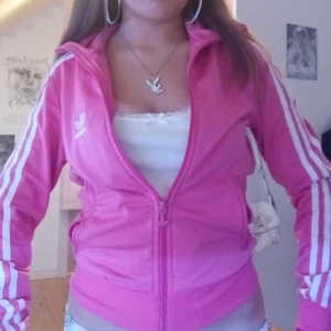 Adidas tröja - Jättefin adidas tröja som är i bra skick. Säljer då den inte är min stil längre🩷 Pris kan diskuteras
