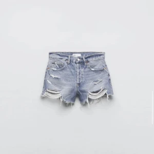 Zara shorts  - Säljer mina zara shorts då de inte kommer till någon användning längre. Köpta förra sommaren men endast  andvända 2ggr💕 hör av dig vid frågor . E ute efter snabb affär 