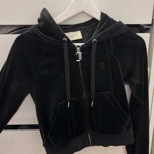 Juicy couture zip tröja - Svart juicy couture tröja, säljer för 650kr +frakt💗