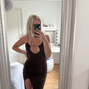 Klänning - Snygg klänning från Nelly i storlek S. Aldrig använd, som ny🥰 Priset är inklusive frakt❤️