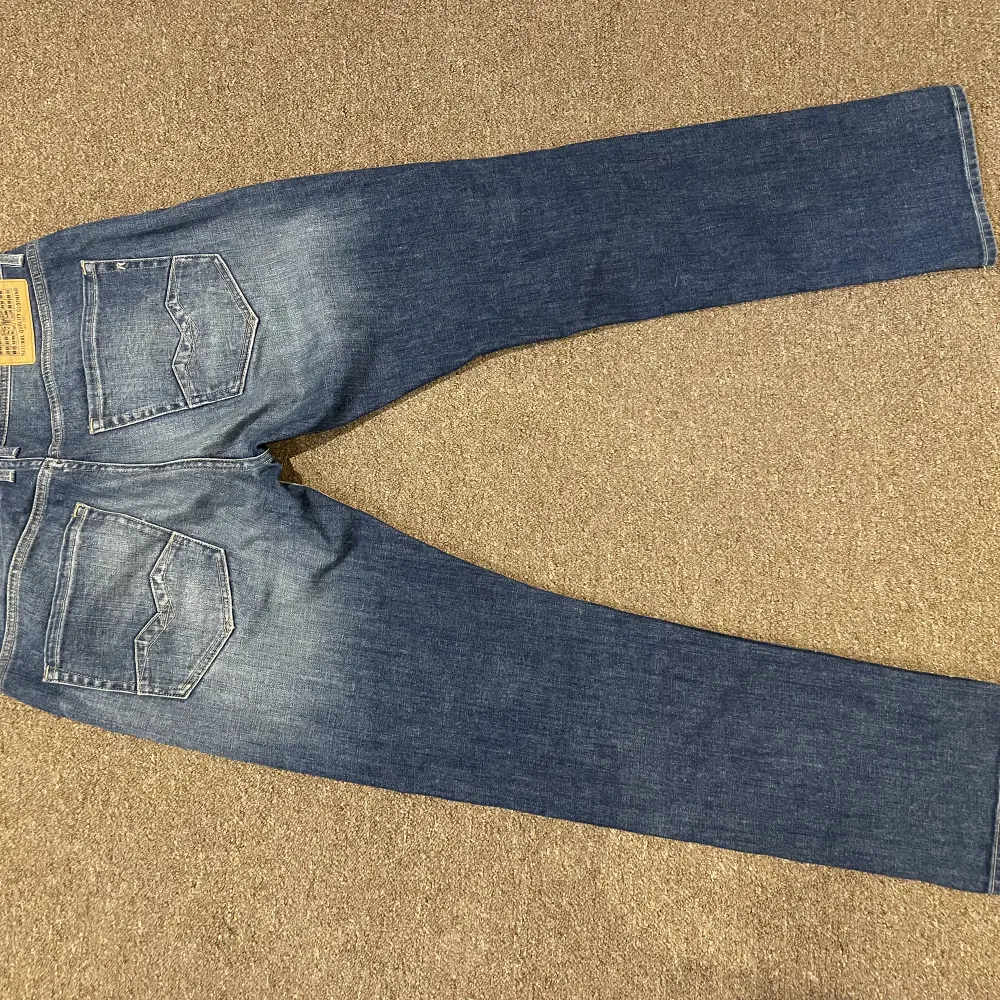 Säljer dessa replay jeans i modellen Rocco som endast är använda ett fåtal gånger. Nypris 1499kr. Jeans & Byxor.