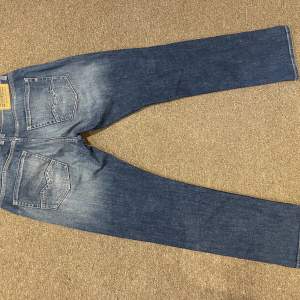 Säljer dessa replay jeans i modellen Rocco som endast är använda ett fåtal gånger. Nypris 1499kr