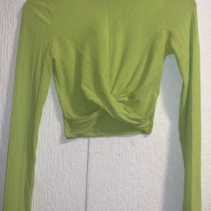 Lime grön magtröja  - Tröjan är använd två gånger då jag inte gillar färgen och magtröjor. Den är dock lite see through. Köpt från H&M