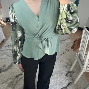 Blus - V-ringad knyt blus med blommiga ärmar. Perfekt nu till sommaren. Nyskick,  aldrig använd.❗️3 för 2 på allt❗️