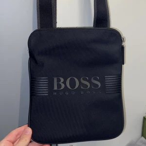 Hugo Boss Väska - Såld