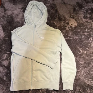 Nike kofta - Denna färgen är riktigt snygg till sommaren, koftan funkar dock till alla årstider. Strl S men jag är 180 bär ofta M och den passar mig. Den har inga defekter (nyskick). 