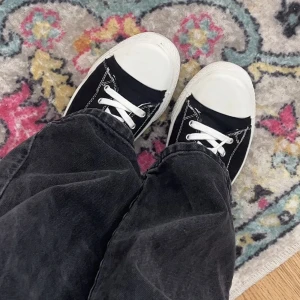 Skor - Liknande Converse, missfärgade på ena hälen men inget kan tänker på!endast använda ca 3 gånger🖤