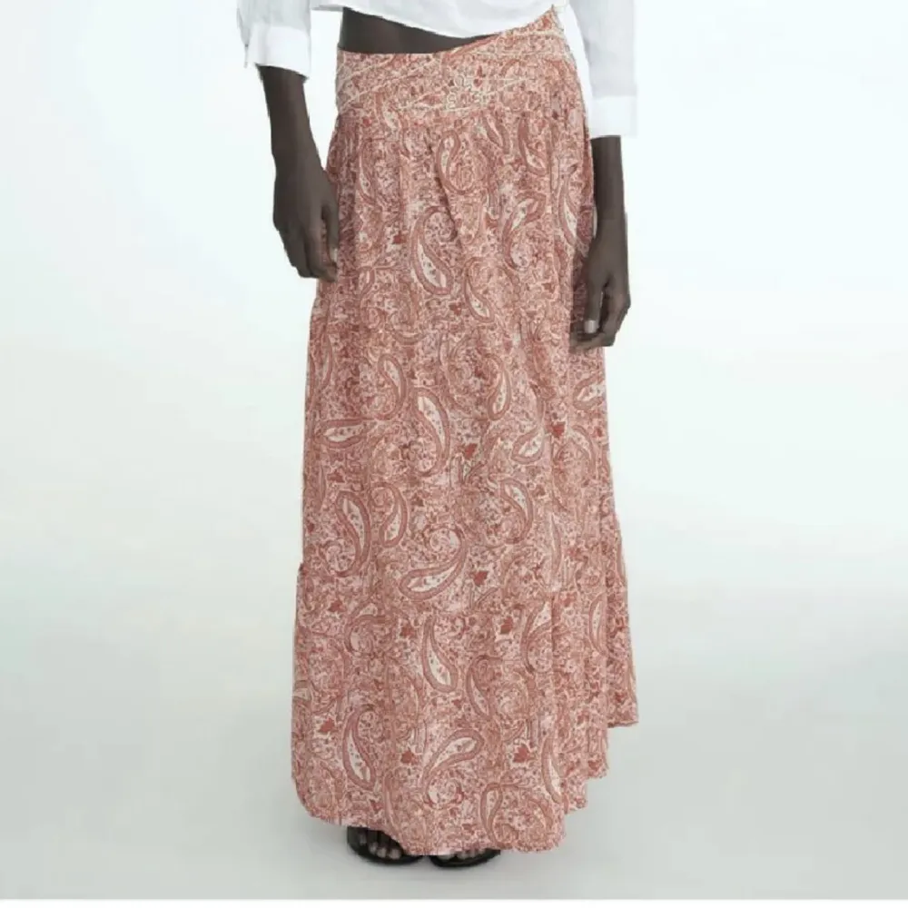 Säljer denna trendiga zara kjol då jag insåg att det inte riktigt var min stil💕💕 Använd ett fåtal gånger!! Storlek L men liten i storleken . Kjolar.