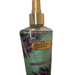 Victoria’s secret bodymist - Victoria’s secret bodymist i doften FORBIDDEN FANTASY 💕 flaskan är knappt använd men kork finns ej 150 ml av den gammlare Victoria’s secret bodymist modellen