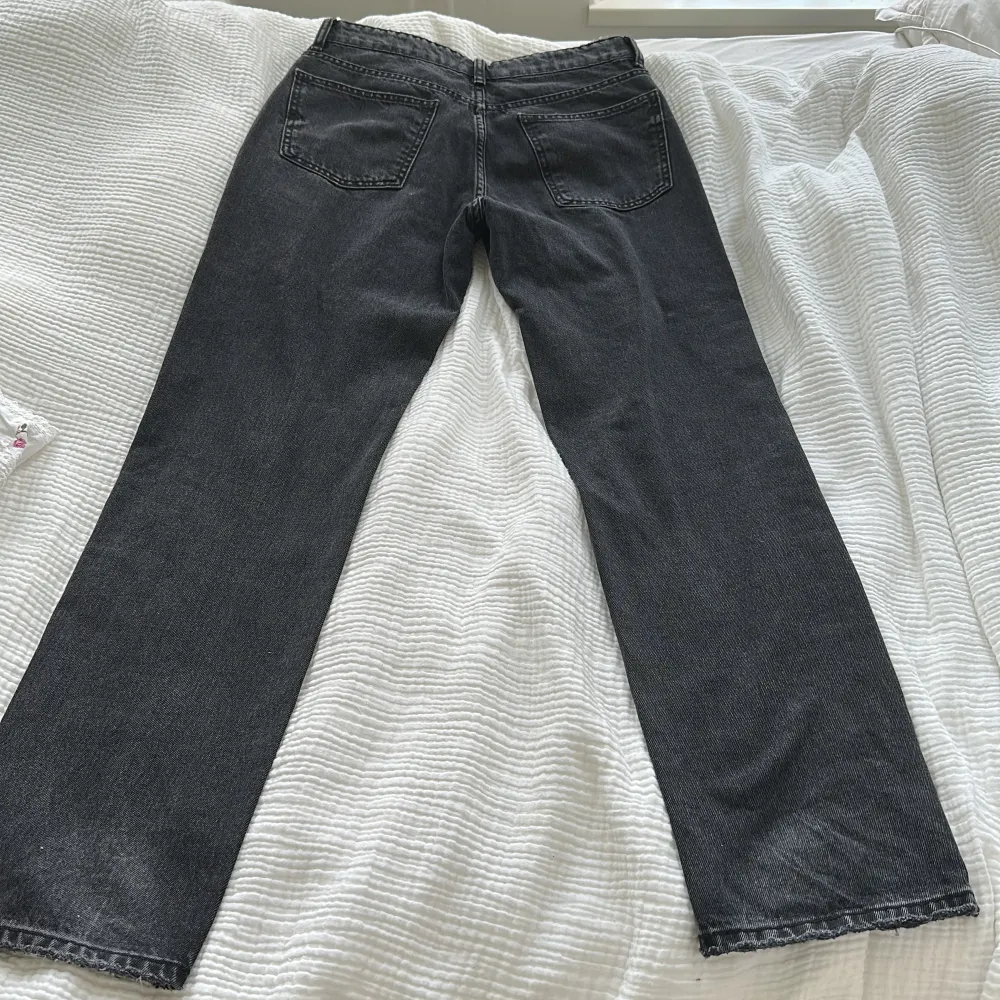 Säljer mina zara jeans som aldrig blivit använda pågrund av att dem är för små och för långa.😊. Jeans & Byxor.