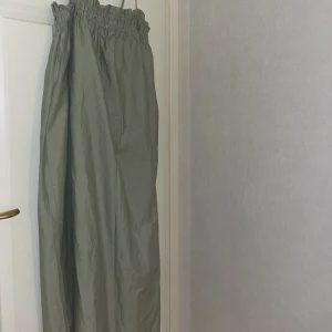 Långklänning - Säljer en mintgrön klänning som går ungefär till mitten av smalbenen på mig som är 173 cm lång, aldrig använd