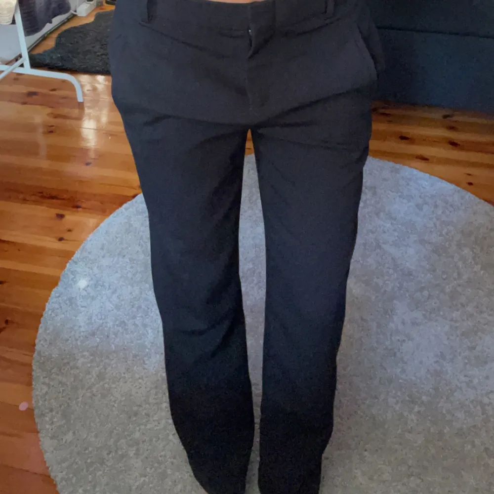Lågmidjade kostymbyxor i perfekt längd för mig som är 165cm❣️. Jeans & Byxor.