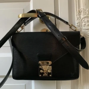 Louis Vuitton biface  - Hej!   Säljer en vintage Louis Vuitton biface. Otroligt fint skick!  Självklart äkta.  Skriv privat för fler bilder eller frågor 😊