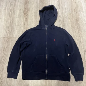 Ralph lauren zip hoodie - Zip hoodie från Ralph lauren. Den är använd därav priset. Köptes för 1400kr. Skulle säga att den passar 150-165 cm.