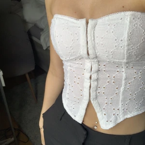 Vit korsett topp🤍 - Världens finaste topp från hm, älskar verkligen så skulle gärna byta om någon har en S, annars säljer jag för 100kr och hoppas på att hitta en ny. Denna är i xs och köptes ny för 149kr🫶🏼🫶🏼