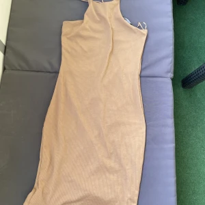 Klänning - Klänning i storlek medium 🦋 hör av er vid minsta intresse eller funderingar 💓