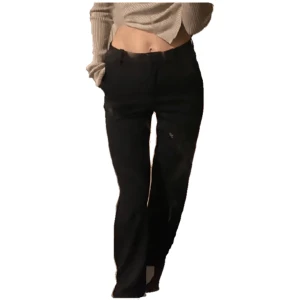 Kostymbyxor  - Säljer dessa assnygga kosthmbyxor då jag har ett par andra som jag hellre använder. De är använda, men ändå i jättebra skick. Storlek 32 men den är stor i storleken så skulle säga att den passar en 34 eller till och med 36, men då sitter den tajt. 