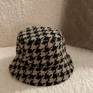 Säljer min jättefina en gångs använda bucket hat köpt på H&M för 300 kr. Super fin inför höst. 