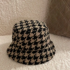Bucket hat  - Säljer min jättefina en gångs använda bucket hat köpt på H&M för 300 kr. Super fin inför höst. 