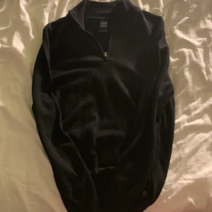 Boggi Milano halvzip tröja  - Fin och stilren zip tröja storlek M från boggi i merino ull. Nyskick!