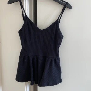 En jätte fin stocholmstilig topp från Shein - Jätte fin topp från shein aldrig andvänd pga fel storlek!❤️