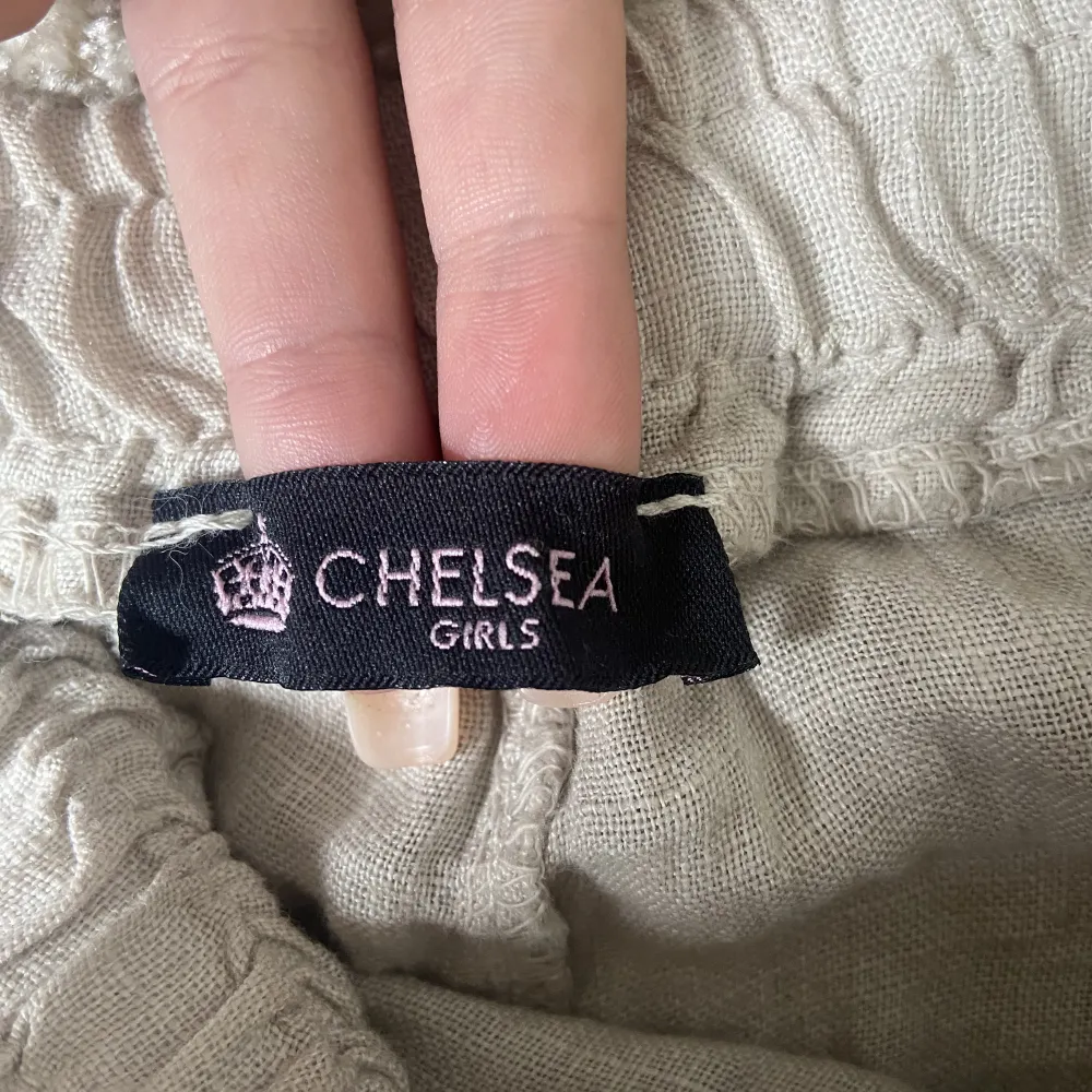 Ett par helt oanvända beiga linnebyxor köpa från Chelsea förra året. Köpta för 500 kr⭐️.. Jeans & Byxor.