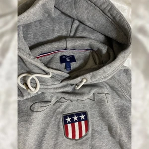 Gant hoodie - Säljer min Gant hoodie som inte kommer till användning längre, fick den av min pappa för ett tag sen <3