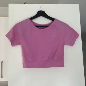 Rosa tröja från I CAN I WILL, använd 2-3 gånger men gillar inte att träna med tröja längre så därav säljer jag den.  Storlek M  Plagget finns på fler sidor så kan säljas. 
