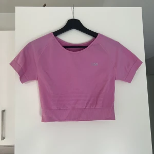 ICIW  - Rosa tröja från I CAN I WILL, använd 2-3 gånger men gillar inte att träna med tröja längre så därav säljer jag den.  Storlek M  Plagget finns på fler sidor så kan säljas. 