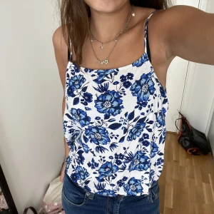 Blus - Gullig blommig blus i bra skick. 💗Banden är justerbara. 
