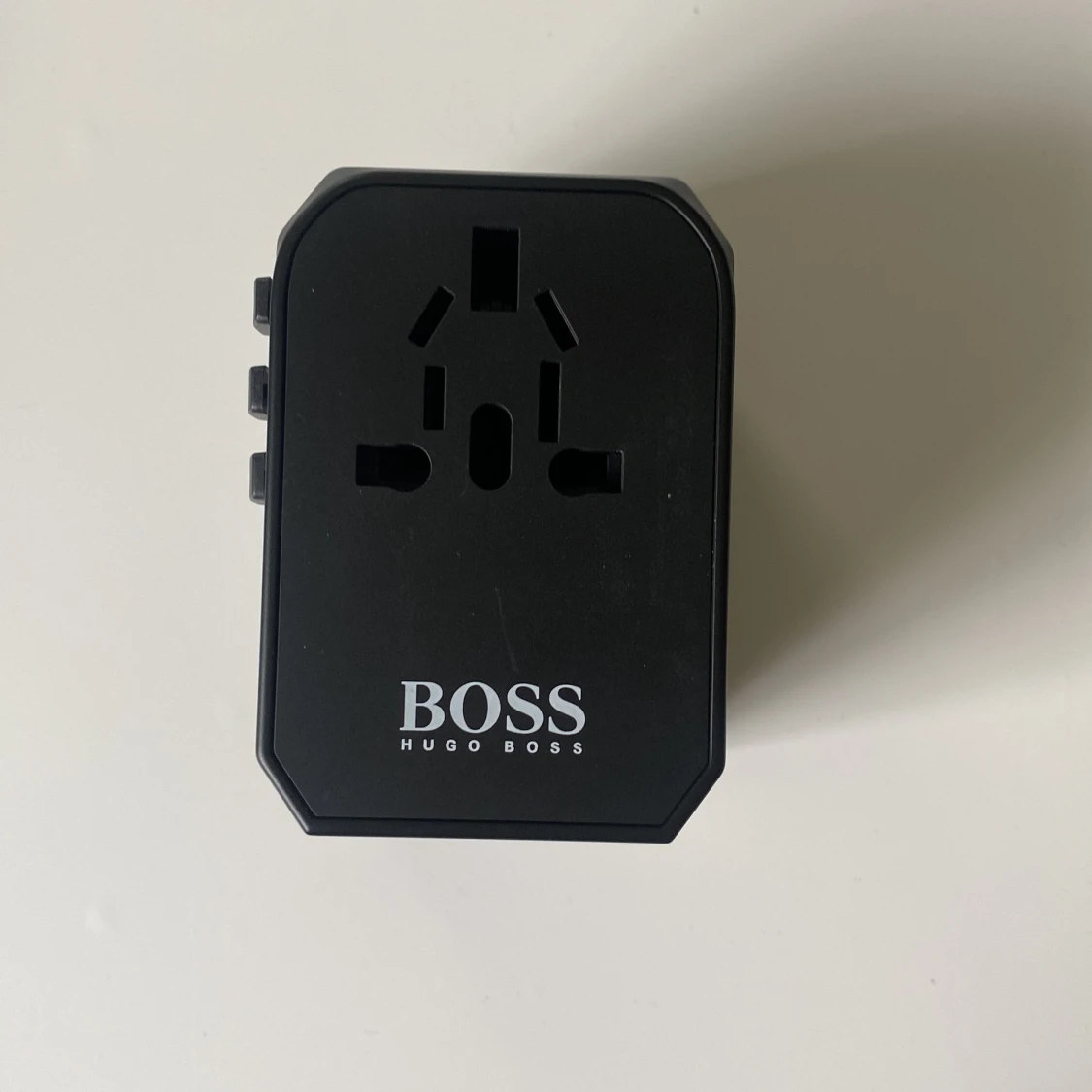 Hugo boss travel adapter - 90